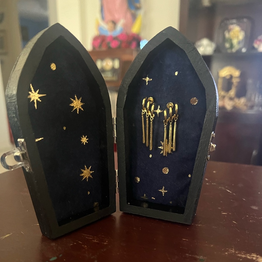 Gothic Earring Case - Picture 5 of 5